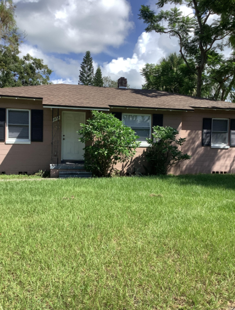 Lakeland House: 1838 East Elm Road