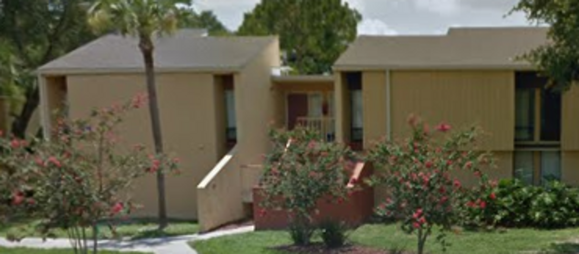 Bartow House: 260 W Van Fleet Dr Apartment 14