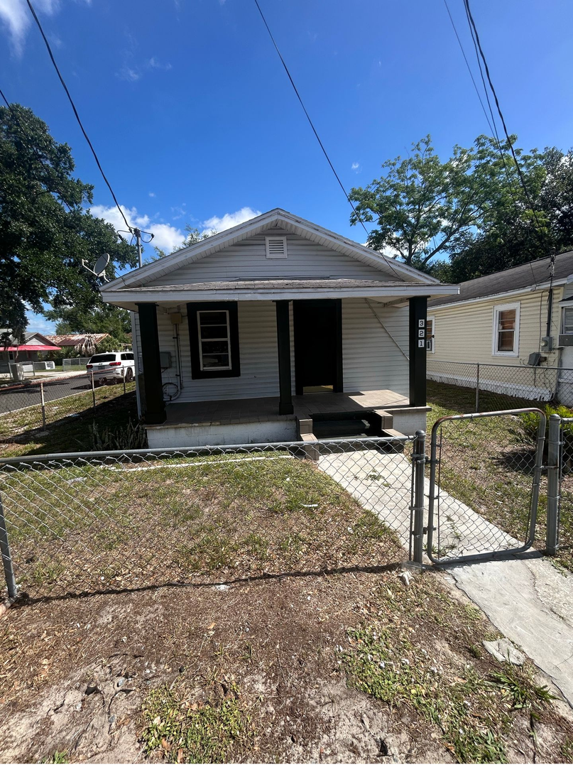 Lakeland House: 321 Emma St