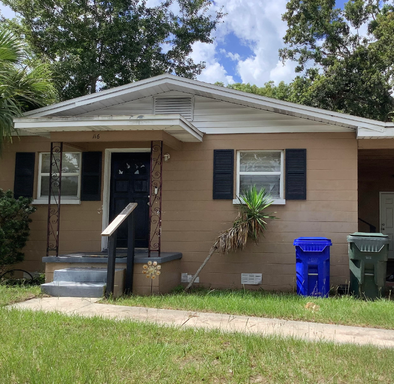 Charming Three-Bedroom, One-Bathroom Single-Family Home! – photo 1