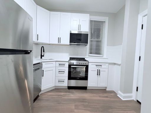 Renovated 2BR in Logan Square — In-Unit Laundry & Central Air – photo 1