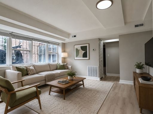 Renovated 2 Bedroom Near Peterson & California | Central Heat, Laundry On-Site – photo 1