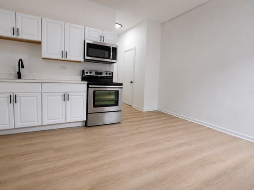 Move-In Ready Studio with Updated Kitchen & Bath — 26th St Corridor – photo 1