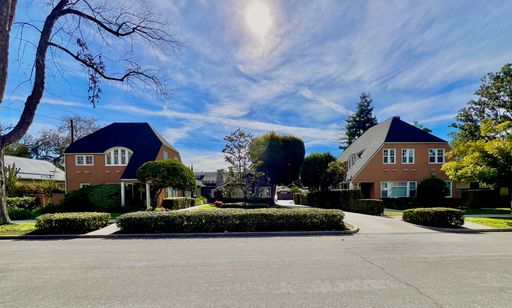 Adorable Claremont Village Upstairs Apartment – 1 Bedroom / 1 Bathroom