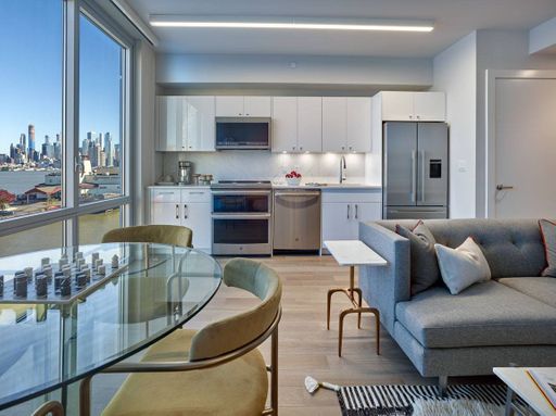 Modern & Bright Studio - NYC Views ! - A+ Waterfront Location. Walk To Ferry / Bus / Whole Foods