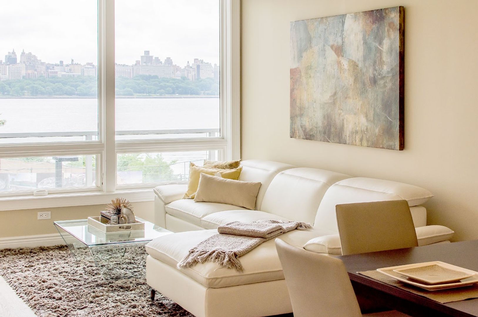 Edgewater Apartment: 2 Pembroke Place