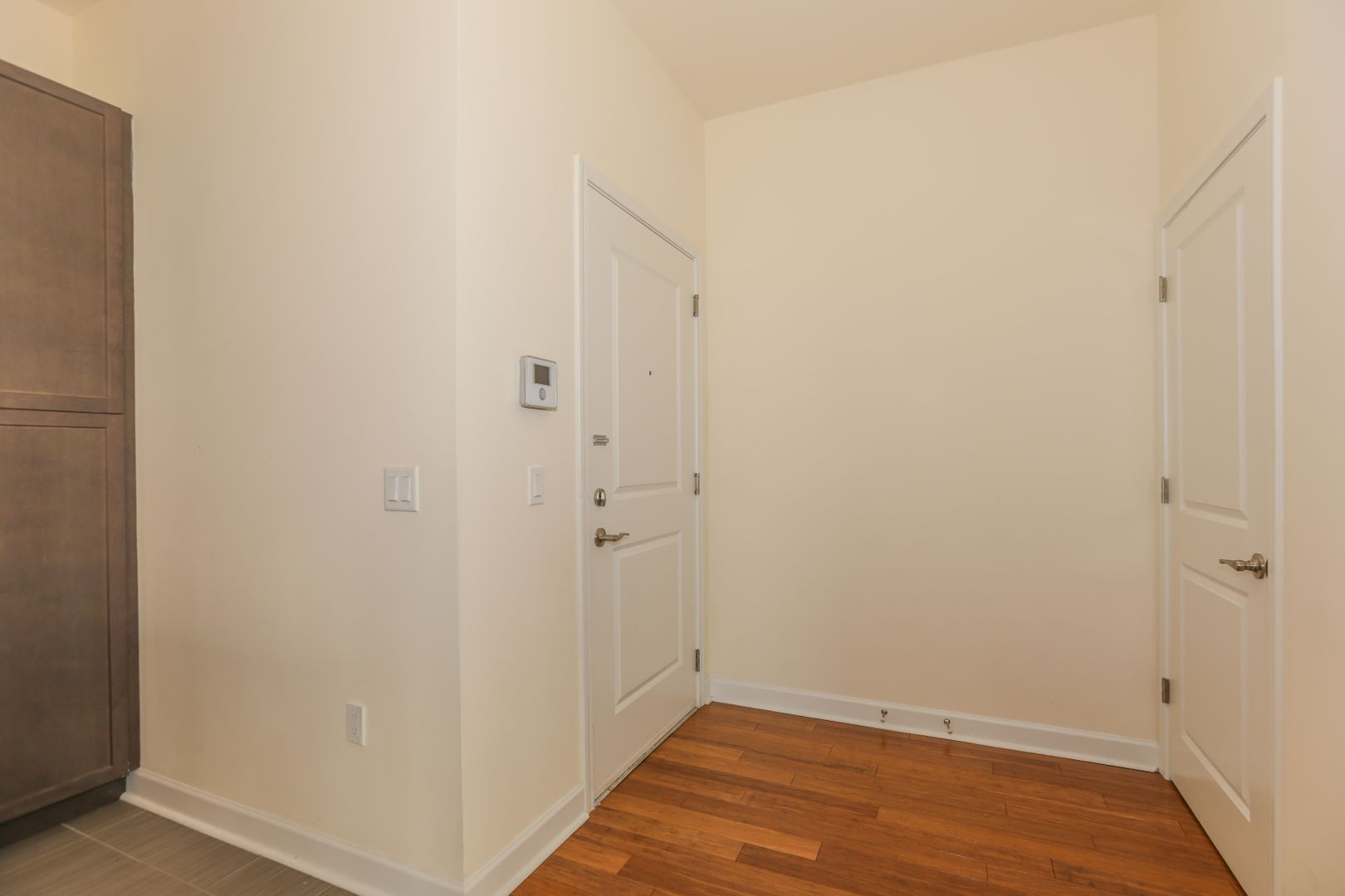 Edgewater House: 10 Main St