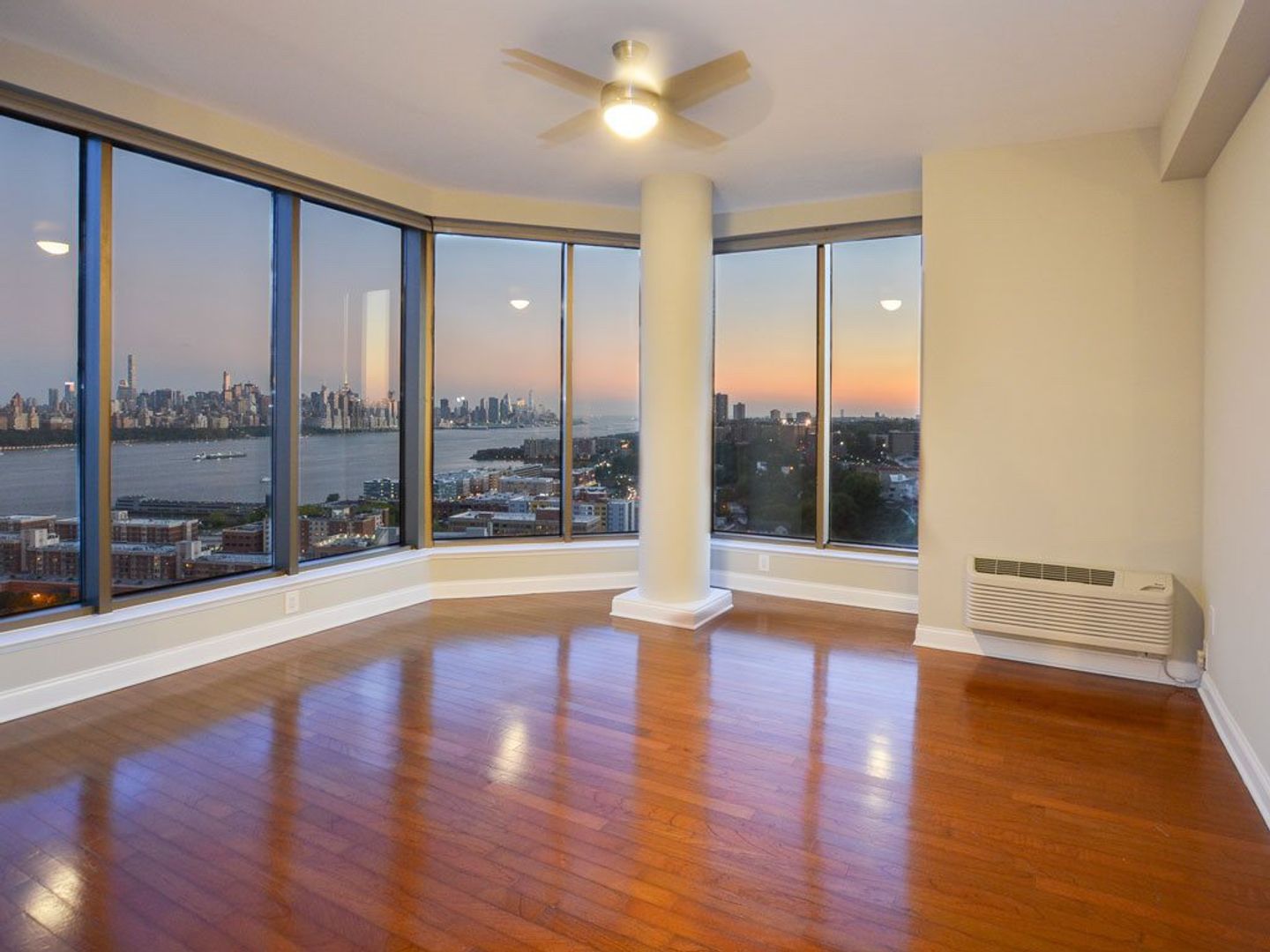 Edgewater Apartment: 99 Gorge Road