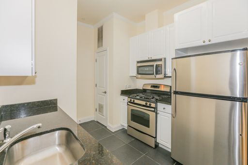 Bright & Spacious 2 Bedroom - A+ Waterfront Location Near NYC Transportation – photo 1