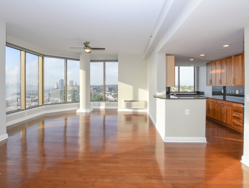 Large & Spacious Large 1 Bedroom. Close to NYC Transportation and Shops / Restaurant / Entertainment