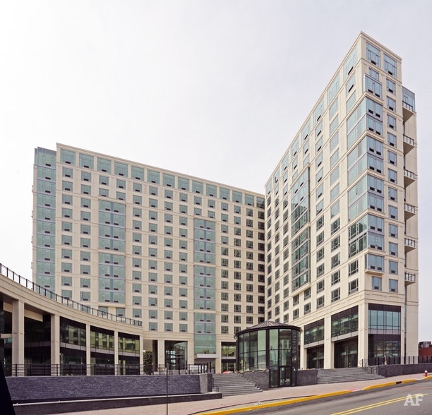 Cliffside Park Apartment: 1 Towne Centre Drive