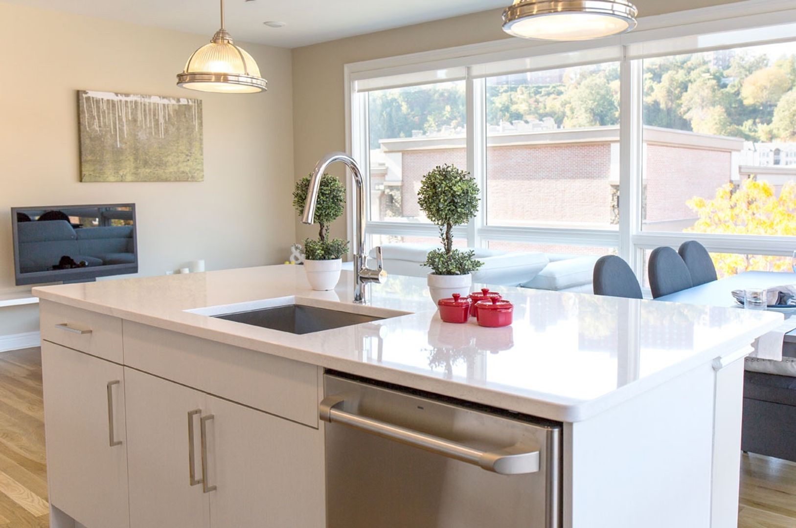 Edgewater Apartment: 2 Pembroke Place