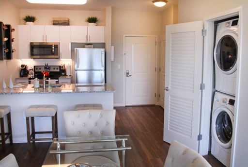 Modern & Luxurious 3 Bedroom Walking Distance To Path / Shops / Restaurants – photo 1