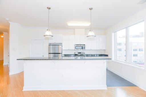 Very Spacious Waterfront 2/Bdrm 2/Bath - Central Location By Shops / Restaurants / NYC Transportation – photo 1