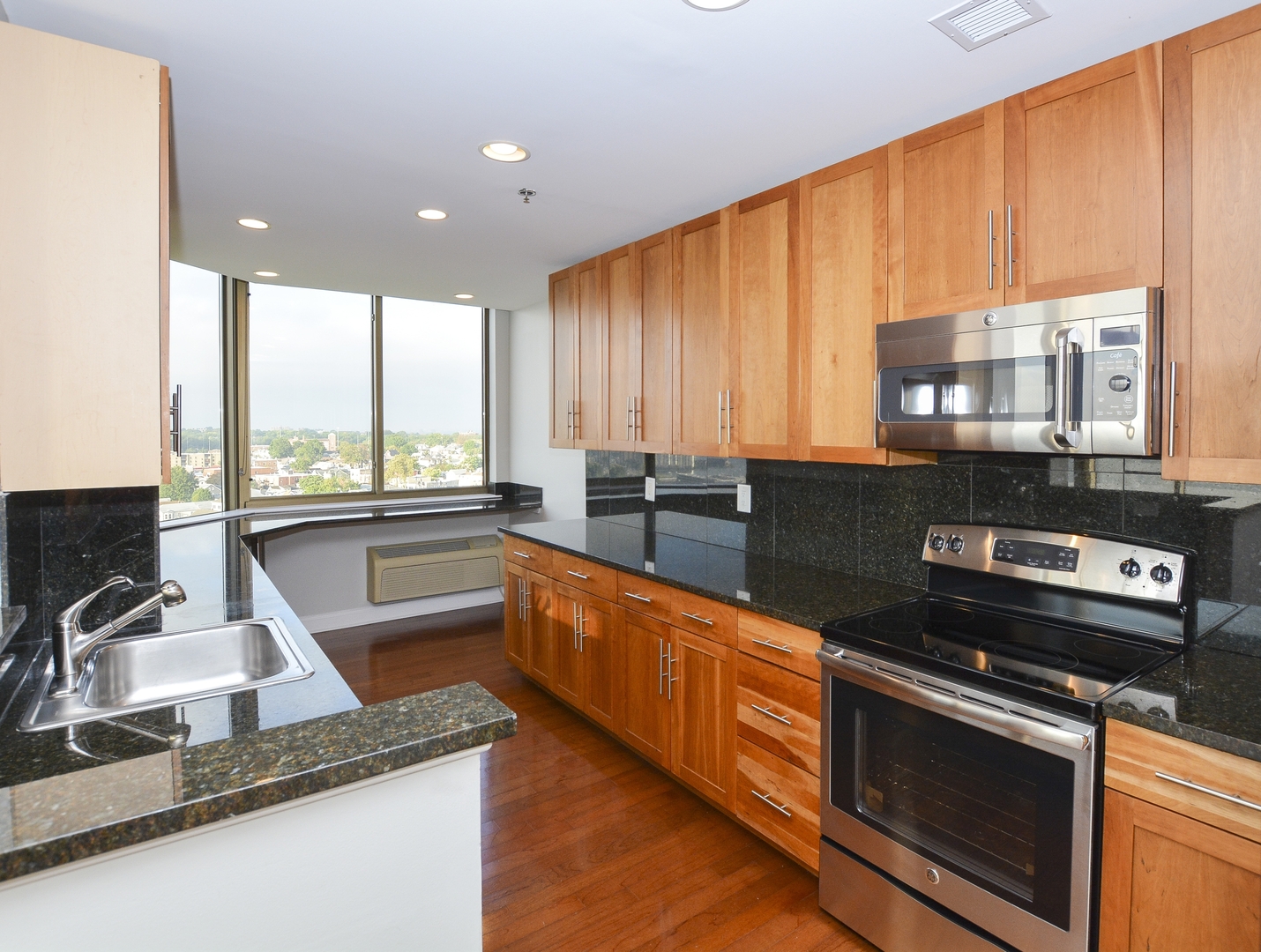 Edgewater Apartment: 228 Gorge Road