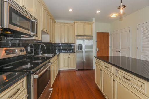 Massive 1/Bdrm With Private Balcony - Walk To Shops / Restaurants & NYC Transportation