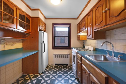 1/Bedroom 1/Bath In Downtown Fort lee - Walk To Bus / Supermarket / Restaurants !