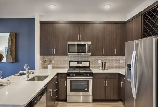 Modern 2 Bedroom Near Shops / Restaurants. Amenities Include Pool / Gym / Lounge – photo 1