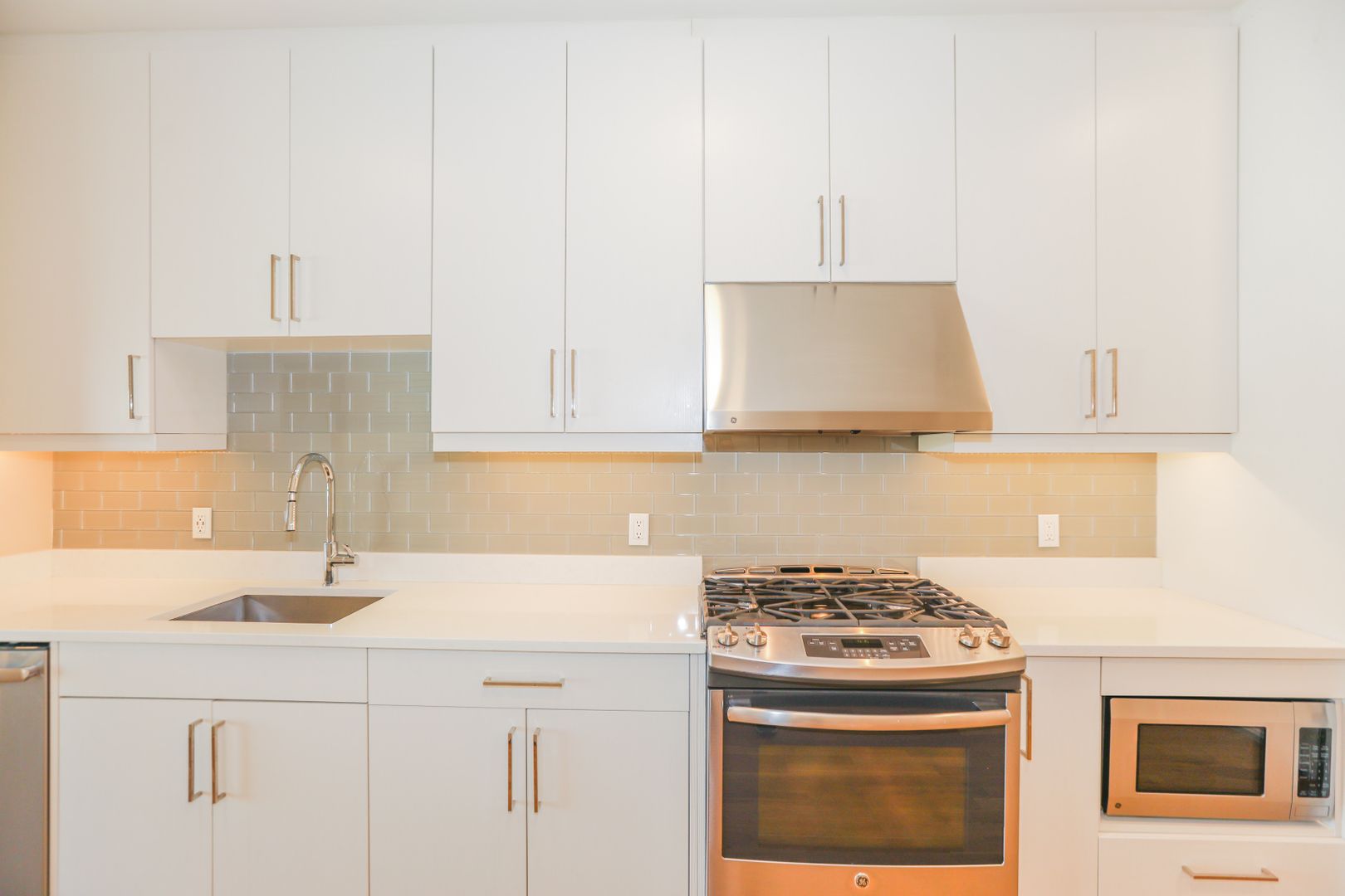 Edgewater Apartment: 2 Pembroke Place