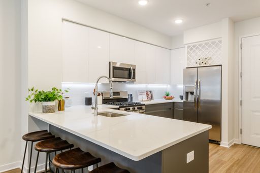 Brand New Very Spacious 1/Bdrm - EZ Transport To NYC - Top Location Near Shops / Restaurants – photo 1