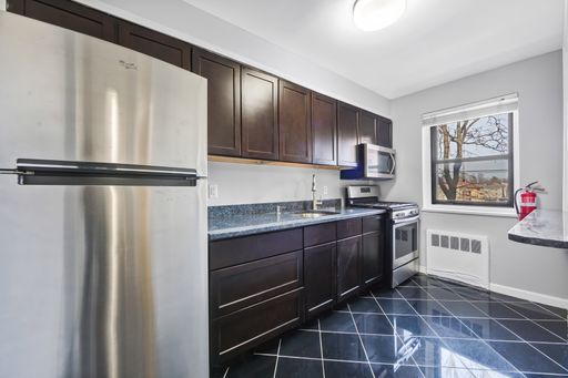 1/Bdrm 1/Bath - A+ Central Location In Park-Like Setting. EZ NYC Transportation