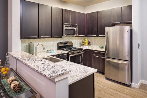 Modern 1/Bdrm Near NYC Train / Shopping / Retail