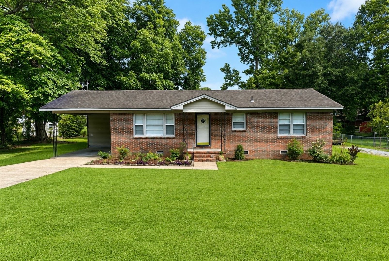 Albertville House: 407 Pecan Street