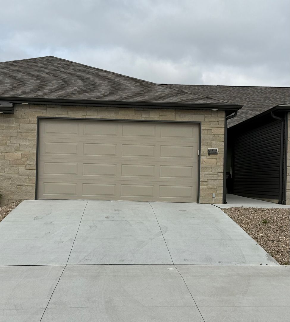 Lincoln Townhome: 8805 Bristlecone Dr