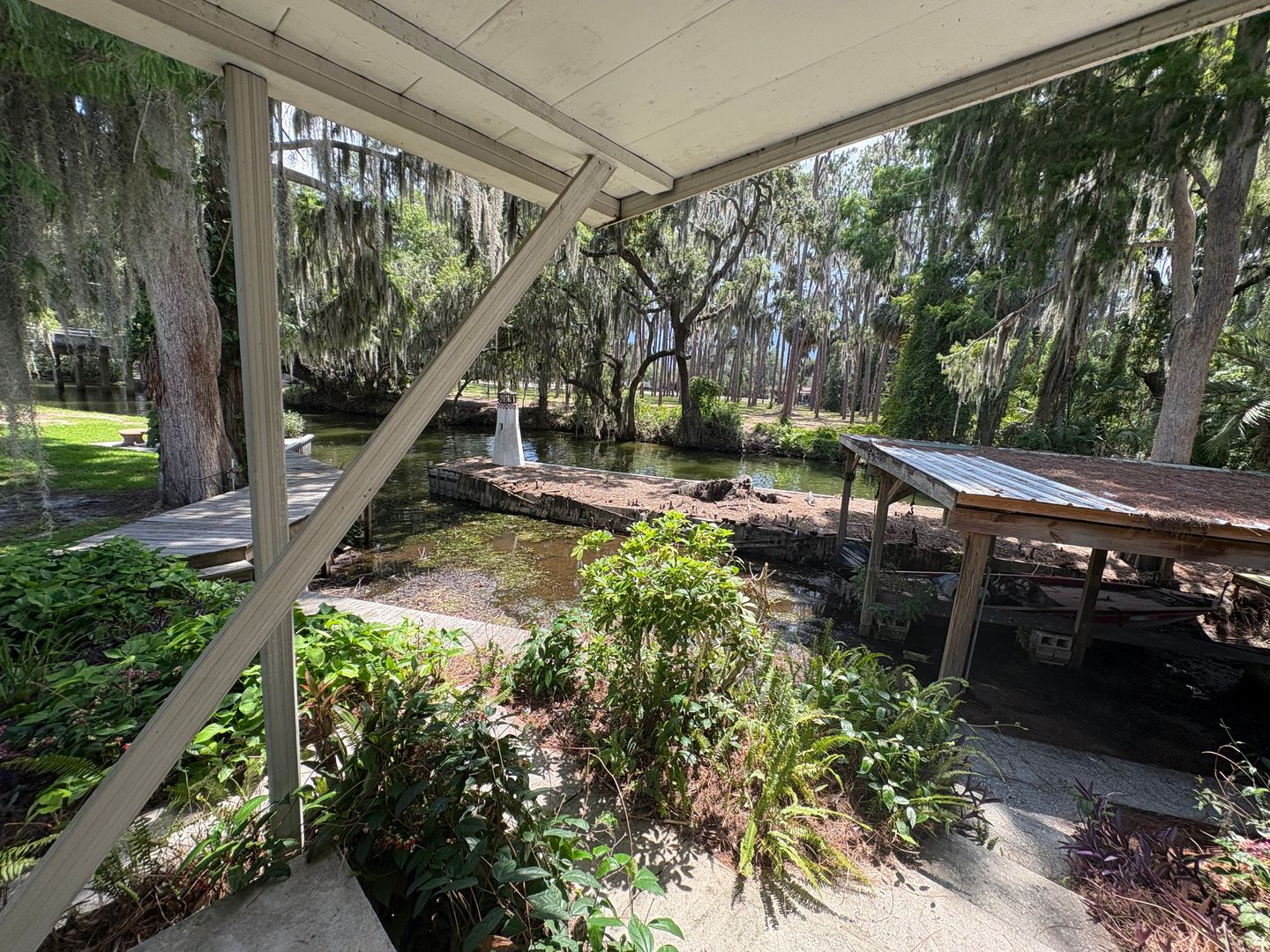 Tavares Apartment: 420 S. Lake Ave - Unit 1
