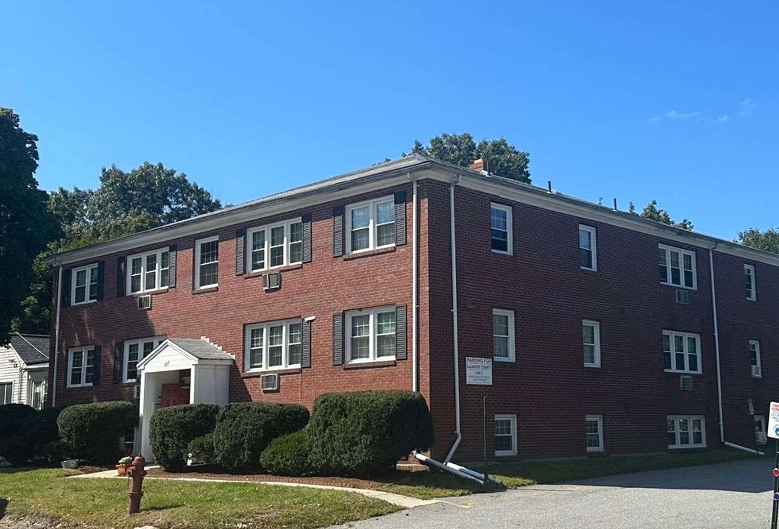 Lowell Apartment: 887 Varnum Avenue