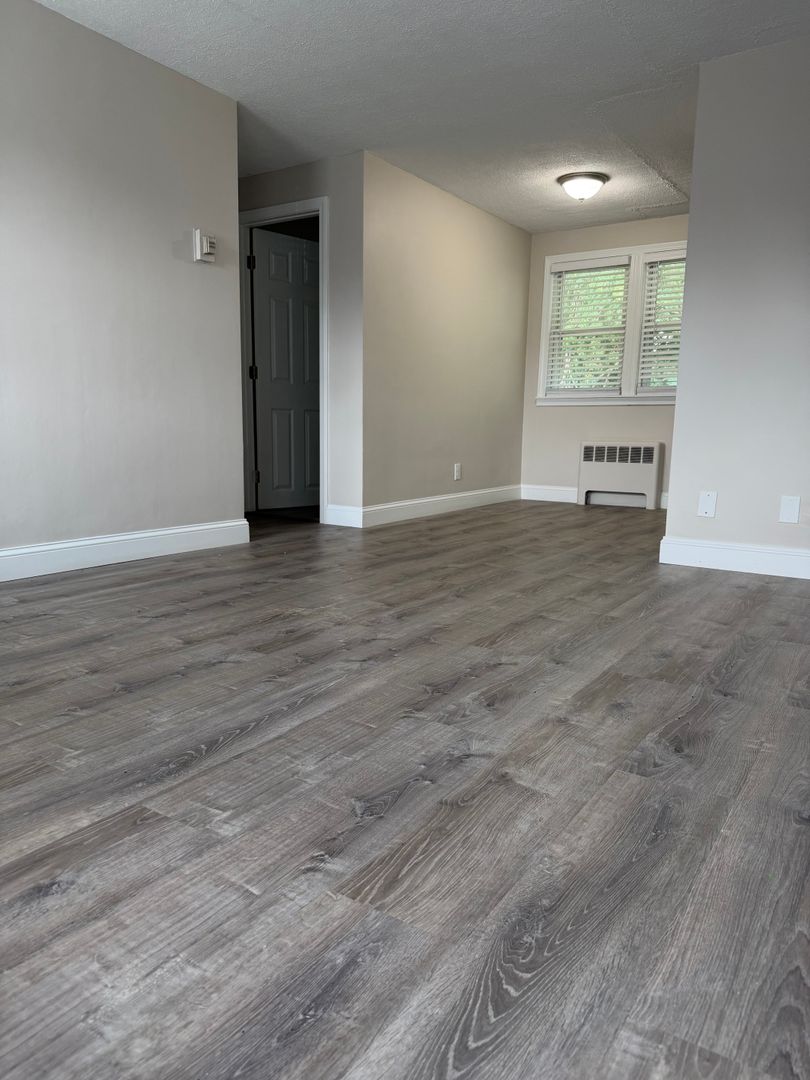 Somerset Apartment: 102 Shawomet Avenue