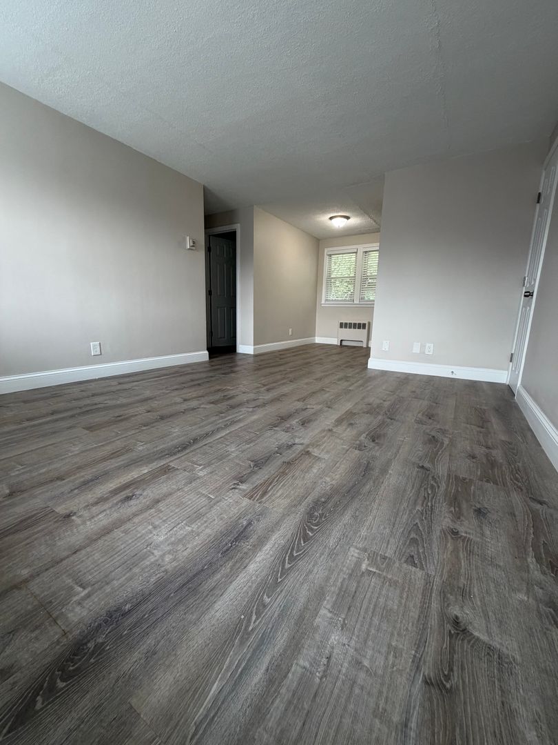 Somerset Apartment: 102 Shawomet Avenue
