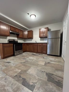 Fully Renovated. 2 bed, with Hot Water included. – photo 1