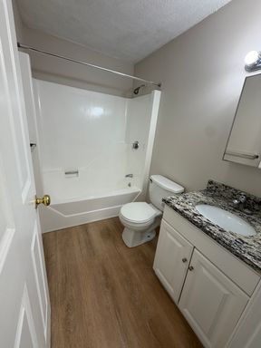 Beautiful and fully renovated 2BR - Heat and Hot Water Included. – photo 1