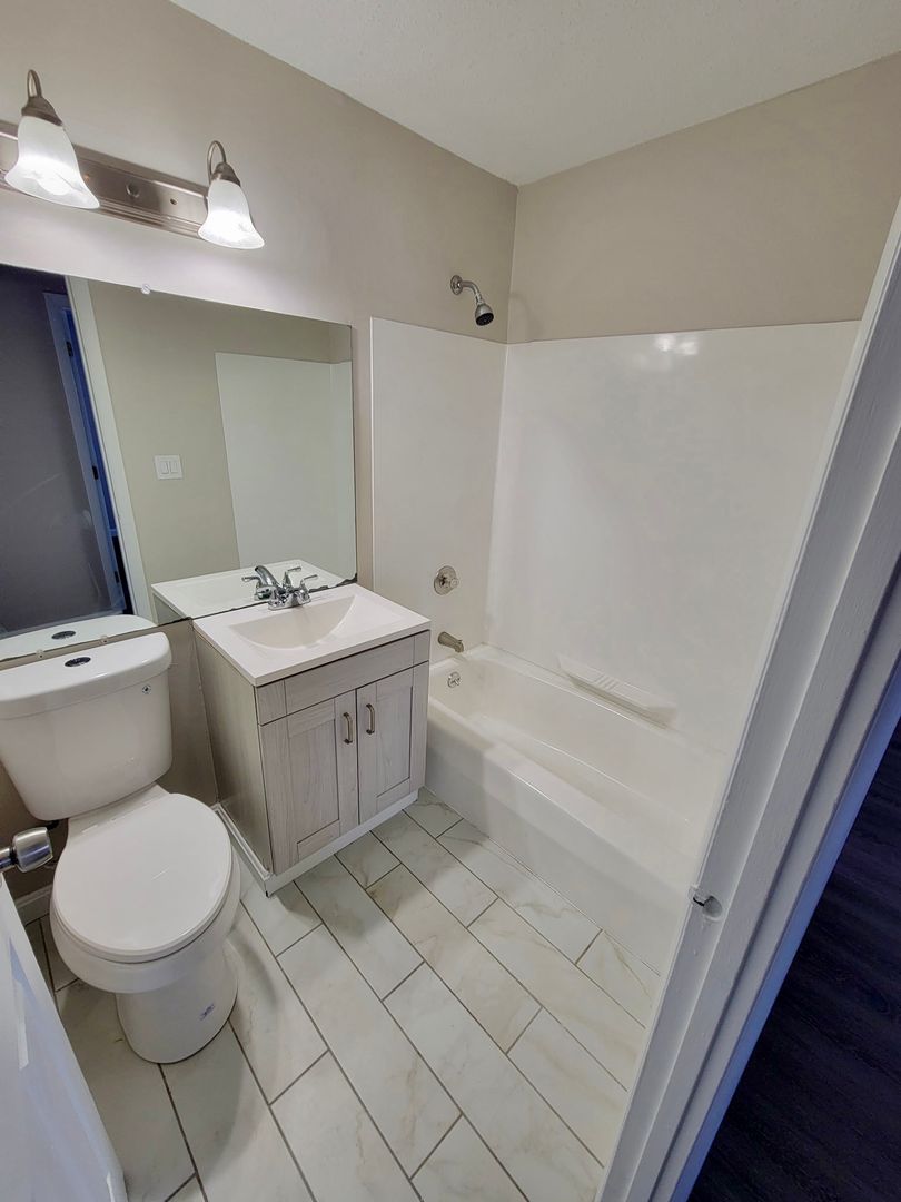 Middletown Apartment: 3 Admiralty Drive