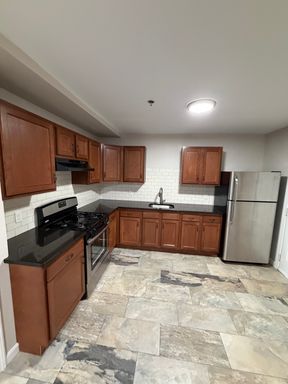 Fully Renovated. 2 bed, with Hot Water included. – photo 1