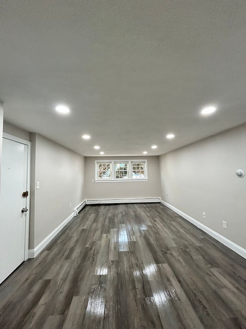 Lowell Apartment: 887 Varnum Avenue