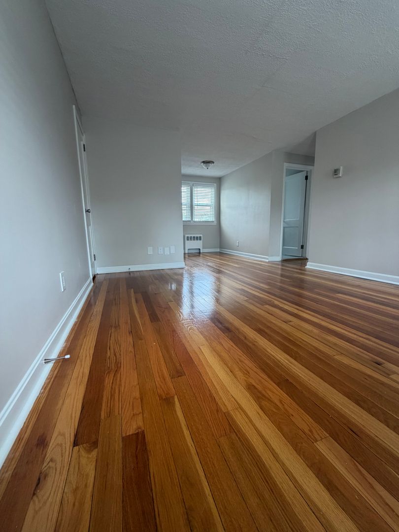 Somerset Apartment: 102 Shawomet Avenue