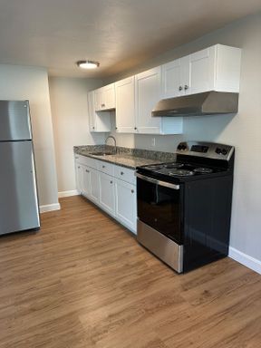 Renovated 1 Bedroom Apartment with Hot Water Included
