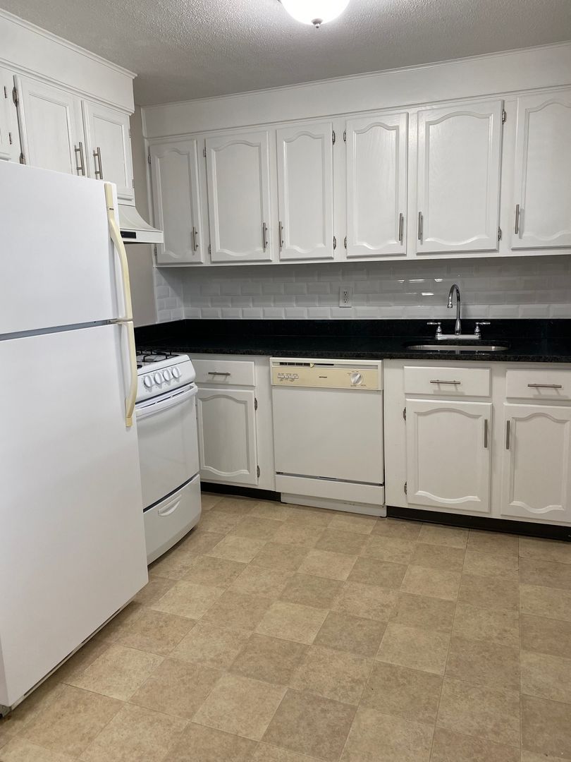 Somerset Apartment: 102 Shawomet Avenue