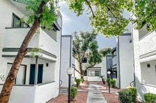 2 Bed 2 Bath, Updated Apartment – photo 1