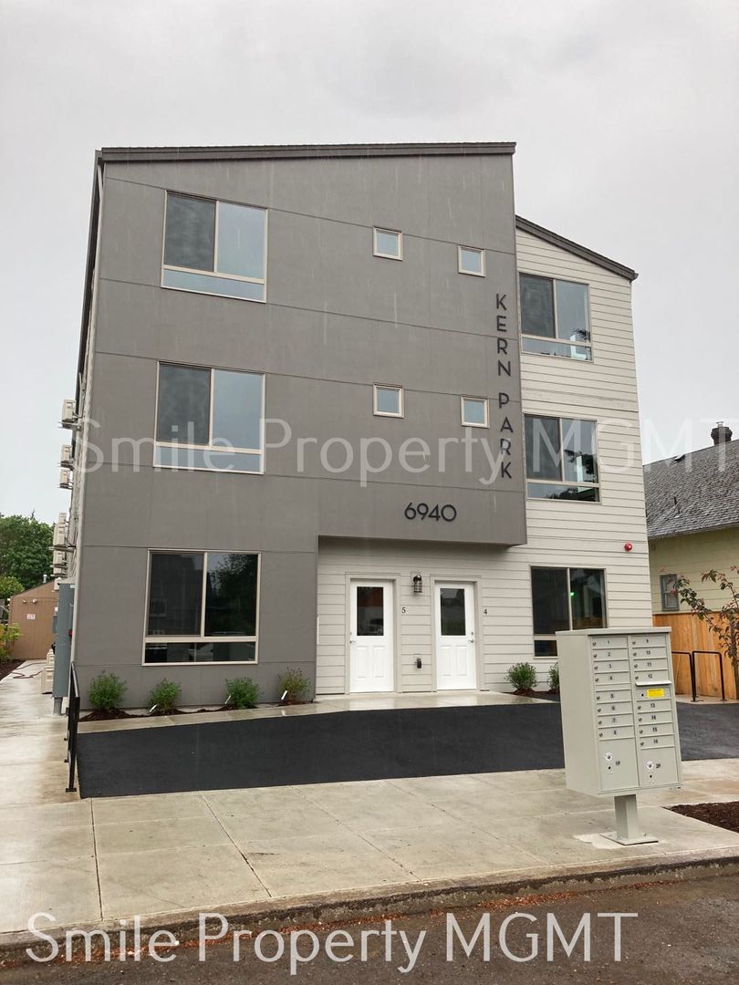 Portland Apartment: 6940 Southeast Long Street