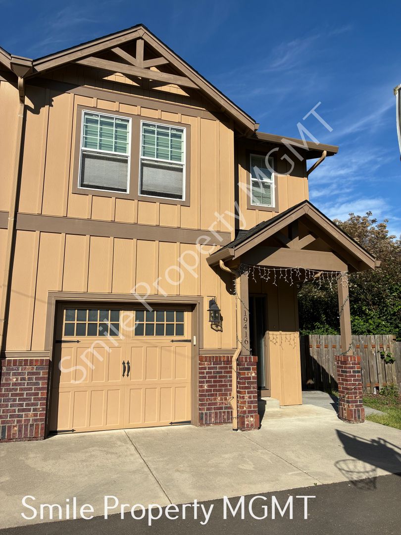 Portland Townhome: 19416 River Road