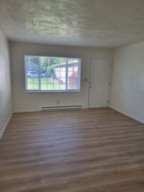 $500 MOVES YOU IN - FREE RENT - Updated 2x1 at Brookside Manor – photo 1