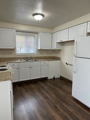 FREE RENT! Newly Updated & Conveniently Located 2 Bedroom Apartment Home – photo 1
