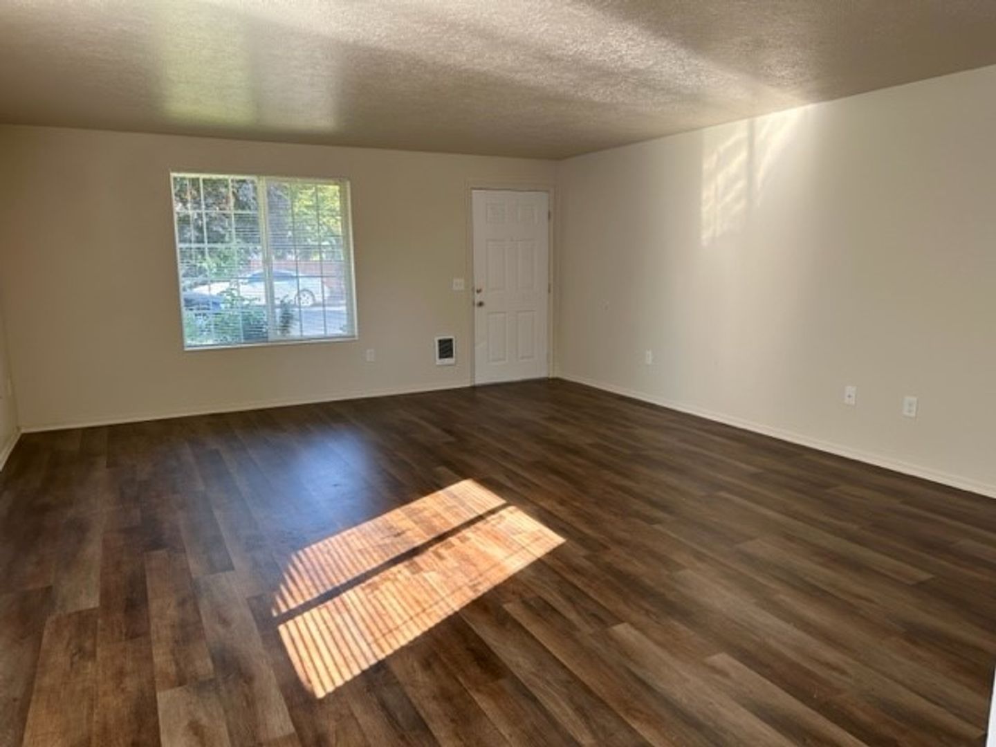 Salem Apartment: 3394-3412 30th Ave NE