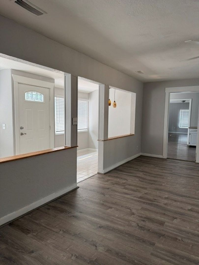 Salem House: 1690 Longview Way NW