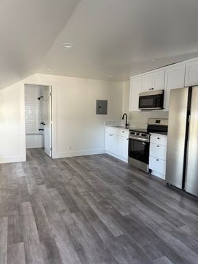 FREE RENT - Studio @ Edgewater 7-Plex! – photo 1