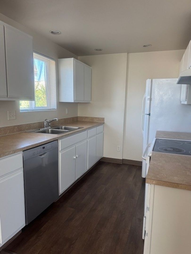 Salem Apartment: 3440 Hawthorne Ave NE