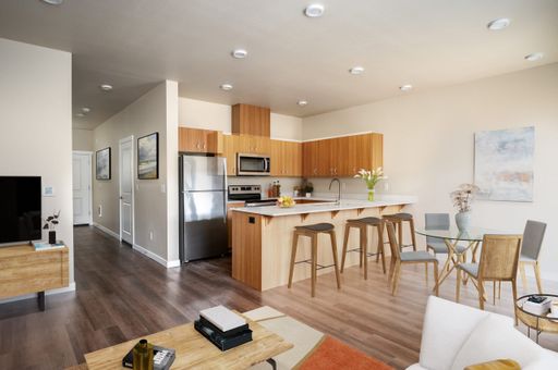 1/2 OFF RENT - 3 Bedroom Townhome at Autumn Woods - Pet Friendly - Luxurious Newer Construction – photo 1